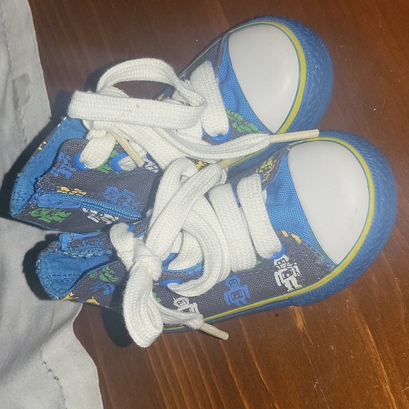Baby/toddler size 6 high-tops - Picture 2 of 4